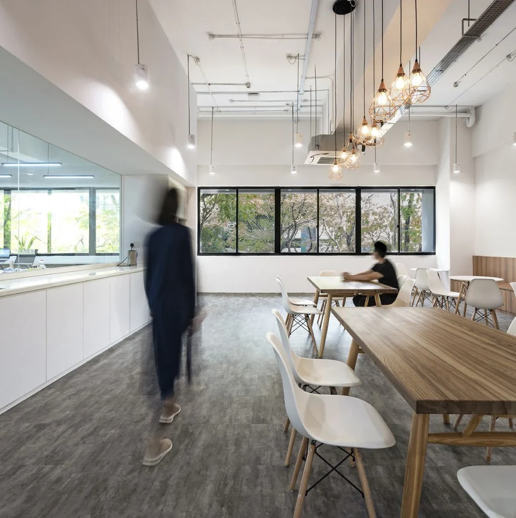 Bilgent Shipping — Singapour — vue 3
Les couleurs vives distinguent les environnements sociaux et confèrent à un lieu de travail bancaire numérique son propre caractère.